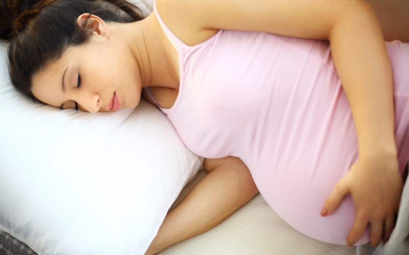 mẹ bầu thức khuya có ảnh hưởng đến thai nhi không